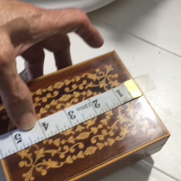 Vintage wooden box gold inlay filigree detailing on top music box - Picture 6 of 9